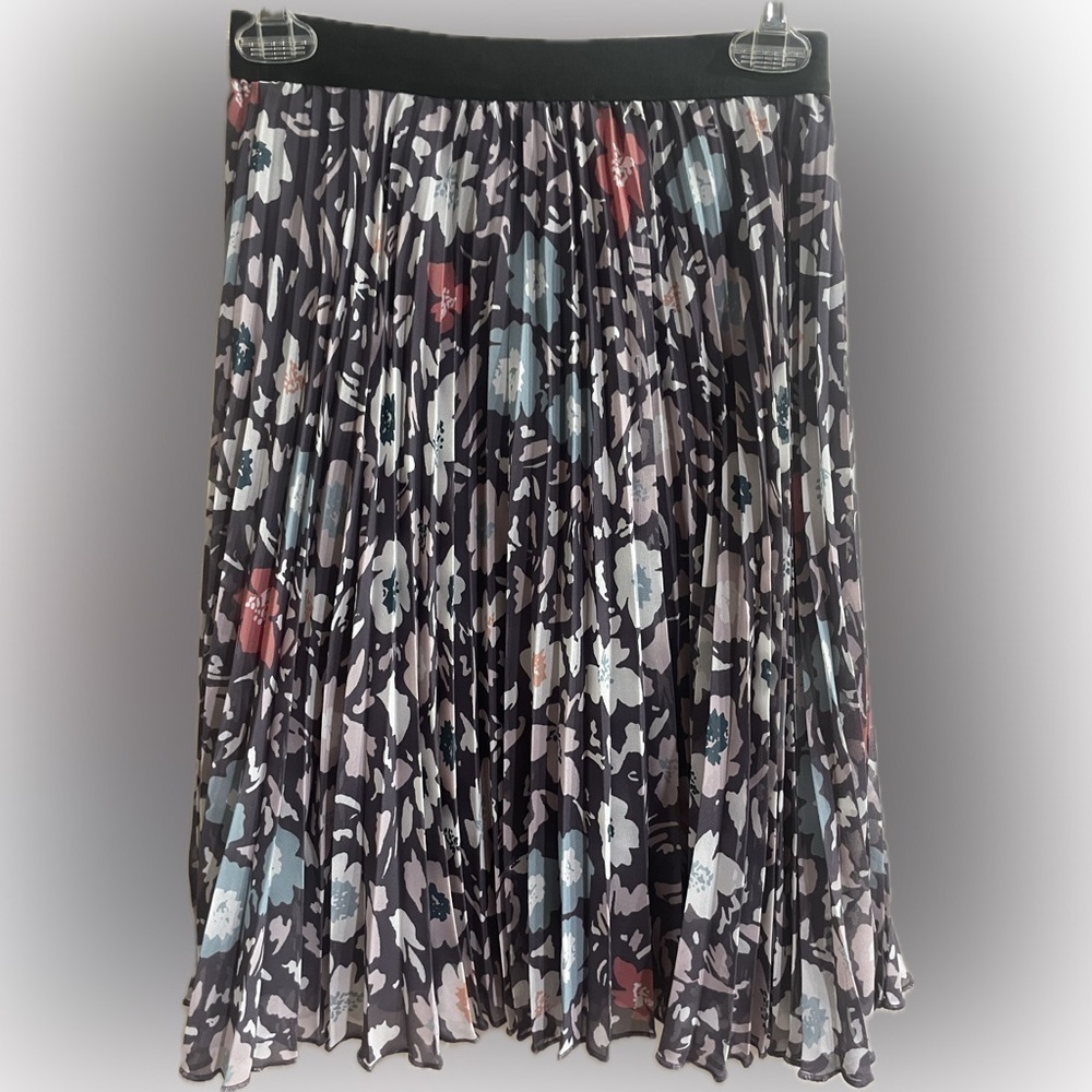 Super cute LOFT skirt! Pretty purple!